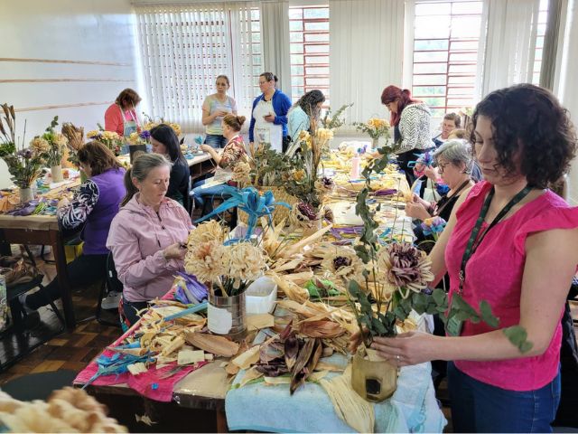 Leia mais sobre o artigo Agricultoras e artesãs aprendem a fazer flores com palha de milho