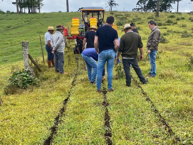 Leia mais sobre o artigo Epagri, agricultores e indústria se unem para desenvolver máquina de implantação de mudas de pastagens